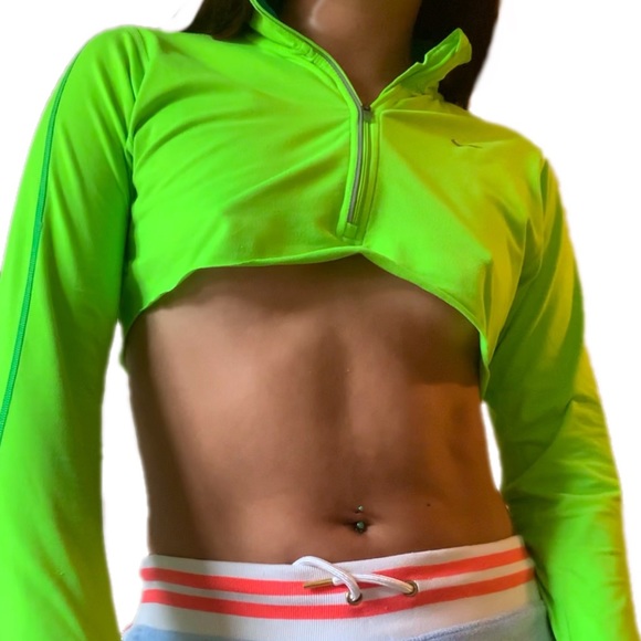 REWORKED NIKE CROP TOP❇️ - Picture 4 of 4